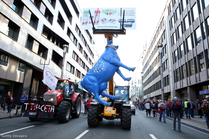 Tüntetők demonstrálnak Brüsszelben a TTIP és a CETA tervezete ellen szeptember 20-án.