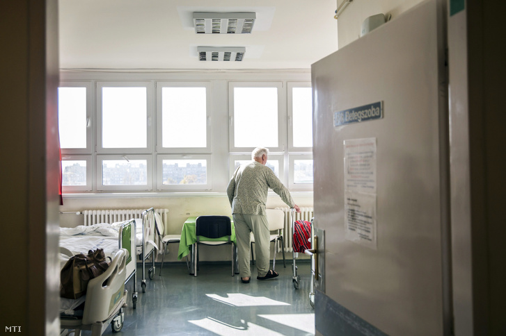 A budapesti Gottsegen György Országos Kardiológiai Intézet főépületének egyik betegszobája 2014. október 28-án.