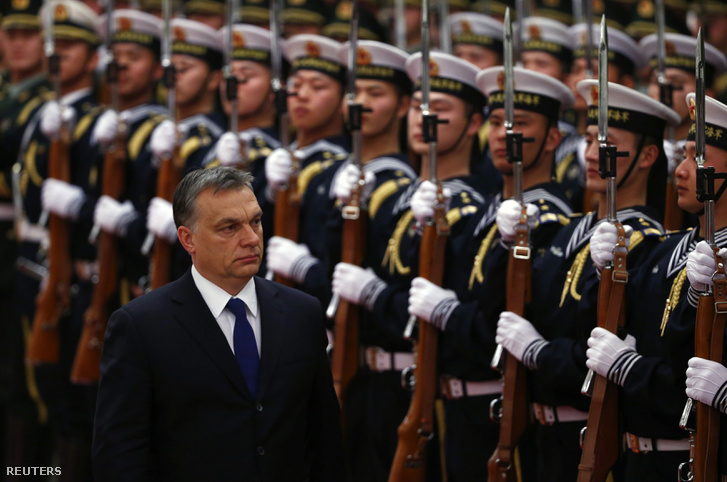 Orbán Viktor és a kínai néphadsereg