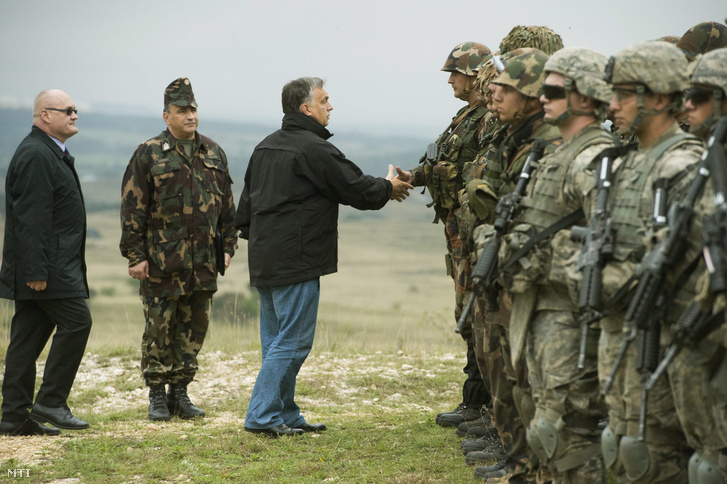 Öskü 2014. október 2.: Orbán Viktor miniszterelnök köszönti a katonákat a Közös fellépés 2014 hadgyakorlaton a Kõröshegyi lõtéren. Balról Hende Csaba honvédelmi miniszter.