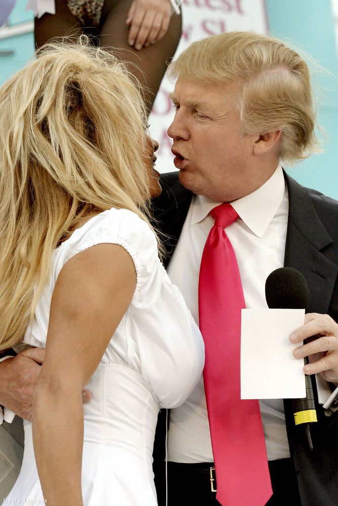 De a celebek közt is egyre kevesebb olyan akad, aki a republikánus elnökjelöltre akarna szavazni.&nbsp;Ezen a képen Trump egyébként Pamela Andersont próbálja megcsókolni.