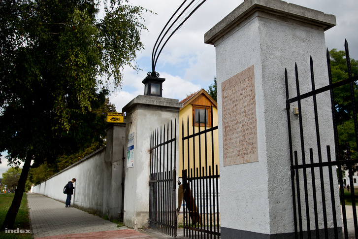 A bicskei Kossuth Zsuzsa Gyermekotthon bejárata