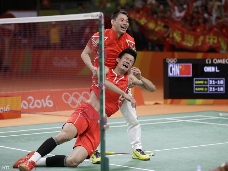 A kínai Csen Lung (elöl) ünnepel miután legyőzte a malajziai Chong Wei Lee-t a tollaslabda döntőjében