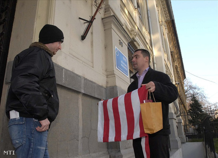 Vona átadja az SZDSZ Gizella utcai székháza előtt a szabad demokratáknak szánt karácsonyi ajándékot