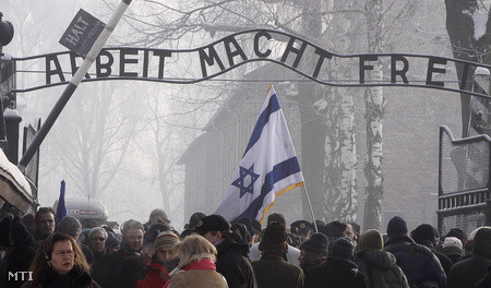 Lengyelország, Oswiecim - emlékező tömeg az auschwitzi láger bejáratánál (Fotó: Czarek Sokolowski)