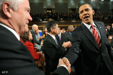 Obama üdvözli védelmi miniszterét, Robert Gates-t (Fotó:Tim Sloan)