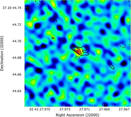 Az SN 2007gr első e-VLBI detektálása (színes kép) és a két hónappal később, az Európai VLBI Hálózat és a Green Bank-i rádiótávcső (USA) részvételével készített kép (fekete kontúrvonalakkal). A két megfigyelés közt eltelt idő elég volt ahhoz, hogy a szupernóva rádiósugárzása pontszerűből kiterjedtté váljon. A távolság ismeretében a tágulás sebességét is meg lehetett határozni, ami a fénysebesség 60%-ának adódott.