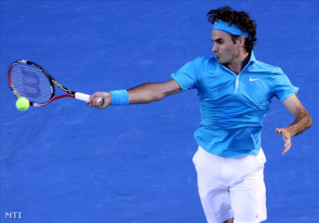 Az 1. helyen rangsorolt svájci Roger Federer visszaüti a 10. helyen kiemelt francia Jo-Wilfried Tsonga labdáját Melbourne-ben 2010. január 29-én, az ausztrál nemzetközi teniszbajnokság férfi egyesének elődöntőjében vívott mérkőzésén. (Fotó: Mast Irham)