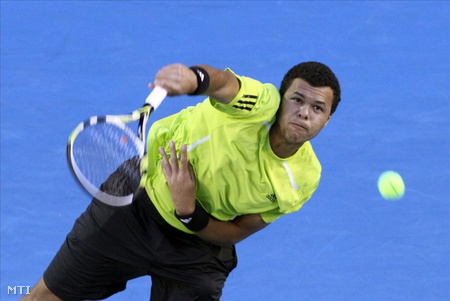 A 10. helyen kiemelt francia Jo-Wilfried Tsonga adogat (Fotó: Mast Irham)