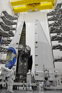Beszerelés a rakétafejbe (Fotó: NASA)