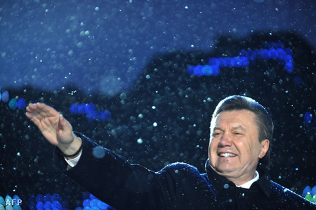 Viktor Janukovics híveit üdvözli (Fotó: Sergei Supinsky)
