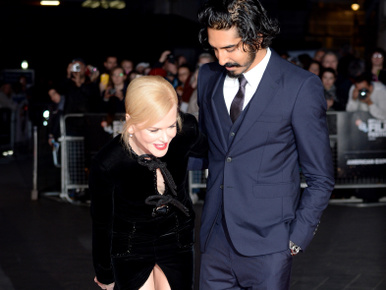 Nicole Kidman ruhája nagyon, nagyon szétnyílt elöl