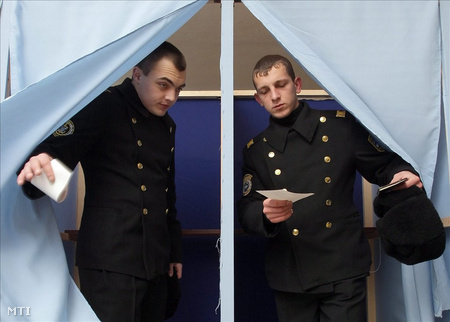 A fekete-tengeri ukrán hadiflotta tengerészei szavaznak Szevasztopolban