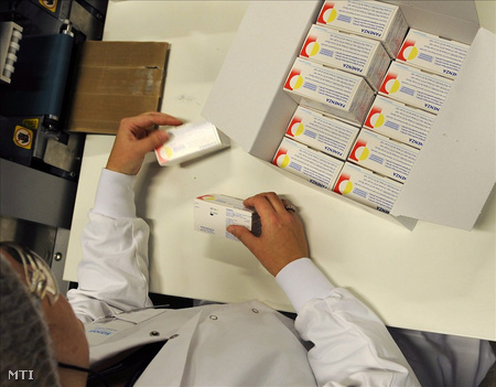 A H1N1 elleni Panenza nevű oltóanyagot csomagolják a Sanofi-Pasteur gyógyszergyár Párizstól nyugatra működő üzemében