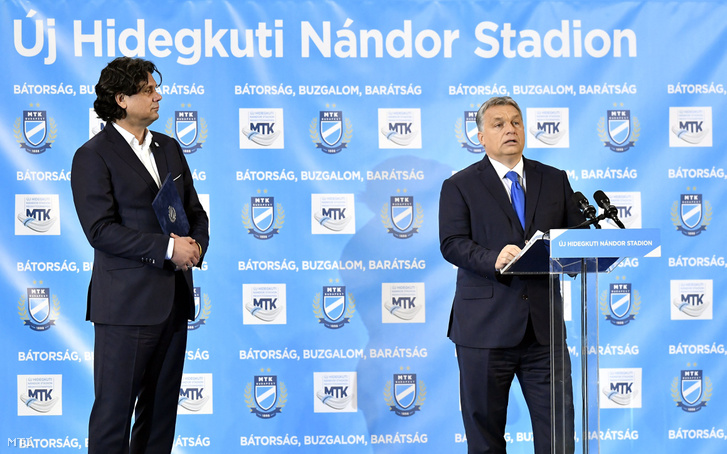 Orbán Viktor miniszterelnök (j) beszédet mond az új Hidegkuti Nándor Stadion megnyitóünnepségén