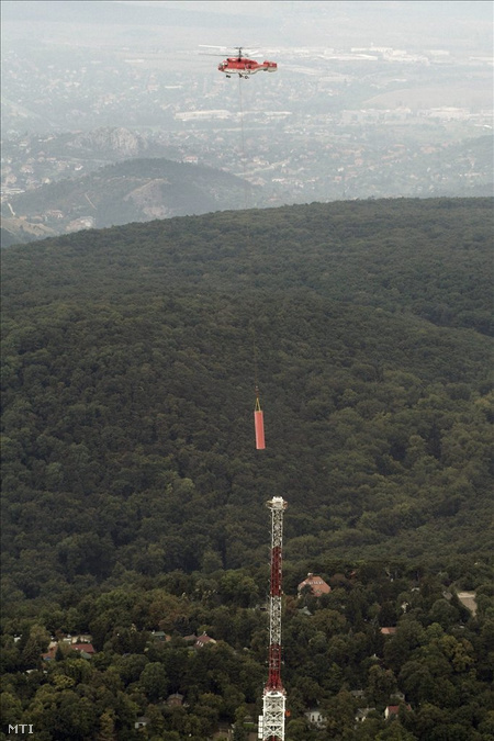 2008. Az induló digitális földi adáshoz speciális helikopterrel emelik be a 3,5 tonnás antennát a Széchenyi–hegyi tv-adó tetejére.