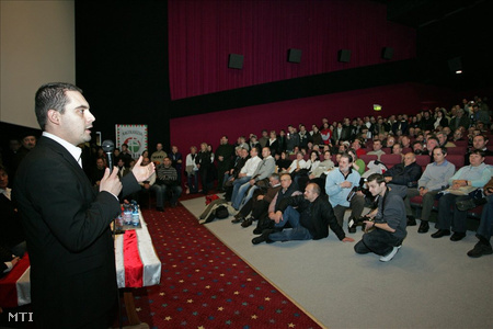 Vona Gábor, a Jobbik elnöke beszél a párt lakossági fórumán Nagykanizsán