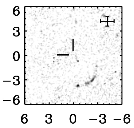 A J1218+2953 rádióforrás pozíciójában (középső szálkereszt) a Hubble-felvételen semmi sem látható, tőle 4 ívmásodpercre délnyugatra viszont ott a fényes ív, ami gravitációs lencsézésre utal. A skála ívmásodperceket mutat, jobbra fent a kereszt a koordináták pontosságát jelzi. (Ryan és társai 2008, Astrophysical Journal 688, 43)