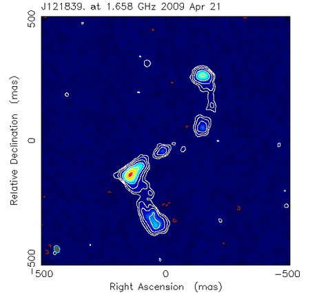 Az 1.6 gigahertzes frekvencián készült VLBI térképen jó láthatók a kiterjedt rádiósugárzó zónák, a J1218+2953 összetett, nagyjából középpontosan szimmetrikus szerkezete. A skálabeosztás itt ezredívmásodpercben (mas) értendő.
