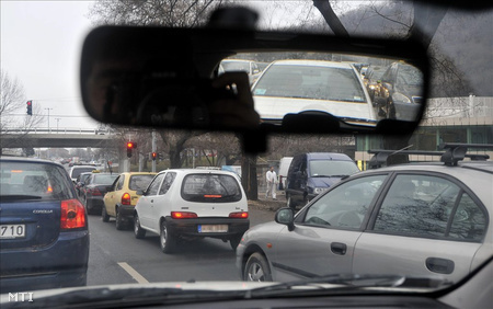 Budáról Pestre közlekedő autók dugóban várakoznak az Erzsébet hídnál.