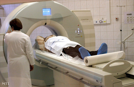 Beteget vizsgálnak a Borsod-Abaúj-Zemplén Megyei Kórházban üzembe helyezett CT-berendezéssel, mely Magyarország jelenleg legkorszerűbb CT-gépe.