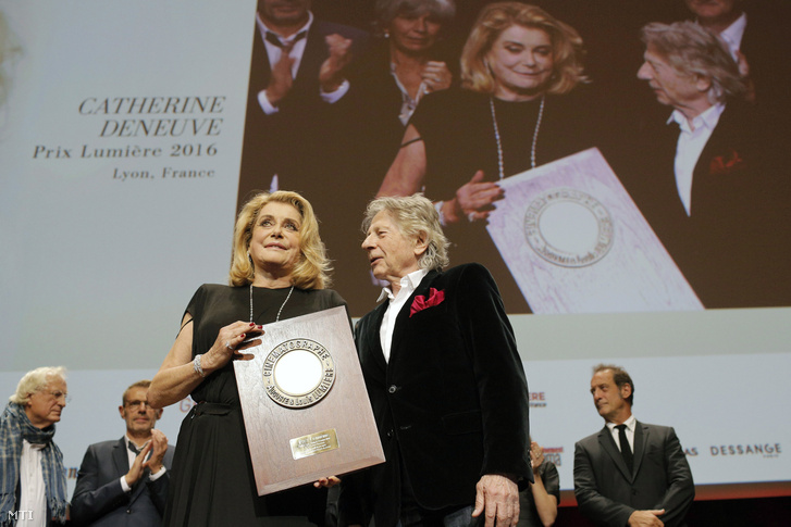 Catherine Deneuve francia színésznõ átveszi a Lumiere-díjat Roman Polanski lengyel-francia rendezõtõl a 8. Lumiere Fesztiválon Lyonban 2016. október 14-én.