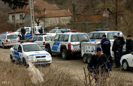 Több tucatnyi kommandós és rohamrendőr biztosítja a Pest megyei Galgagyörkön a romák elleni támadássorozat helyszíni bizonyítási eljárását