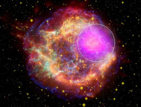 A Cassiopeia A jelű szupernóva-maradvány több hullámhossz-tartományban készített megfigyelésekből összeállított, színes képe: gamma-sugárzás (Fermi űrtávcső, rózsaszín), röntgensugárzás (Chandra űrtávcső, kék és zöld), látható tartomány (Hubble űrtávcső, sárga), infravörös (Spitzer űrtávcső, vörös) és rádióhullámok tartománya (VLA, narancs). A Fermi méréseit jelző tartományt fehér körvonallal is kiemeltük. (NASA/DOE/O. Krause/JPL/SAO/Steward Obs.)
