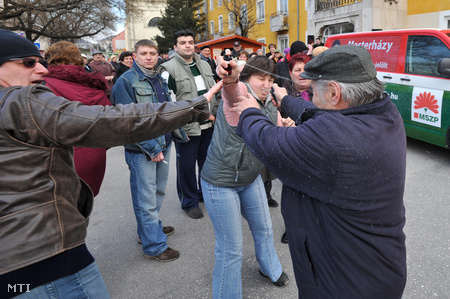 Várpalota, 2010. március 6: gázspray-párbaj az MSZP lakossági fórumán (Fotó: Kovács Tamás)