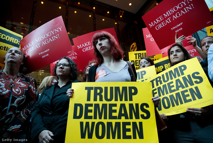 "Trump lealacsonyítja a nőket" felirattal a New York-i Trump tower előtt