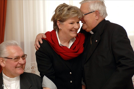 Gerhard Pieschl, a Limburgi Egyházmegye püspöke átöleli Szili Katalint március 11-én, a pécsi Tettye vendéglőben, ahol ebédet adtak Norbert Lammert, a Bundestag elnöke tiszteletére. (Fotó: Kálmándy Ferenc)