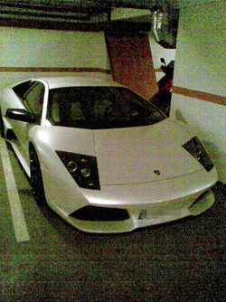 A cég garázsábán álló Lamborghini
