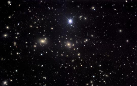Nagy valószínűséggel a tőlünk több mint 300 millió fényév távolságban található Abell 1656 katalógusjelű, ismertebb nevén Coma galaxishalmaz is része a sötét áramlásnak. (Jim Misti - Misti Mountain Observatory)