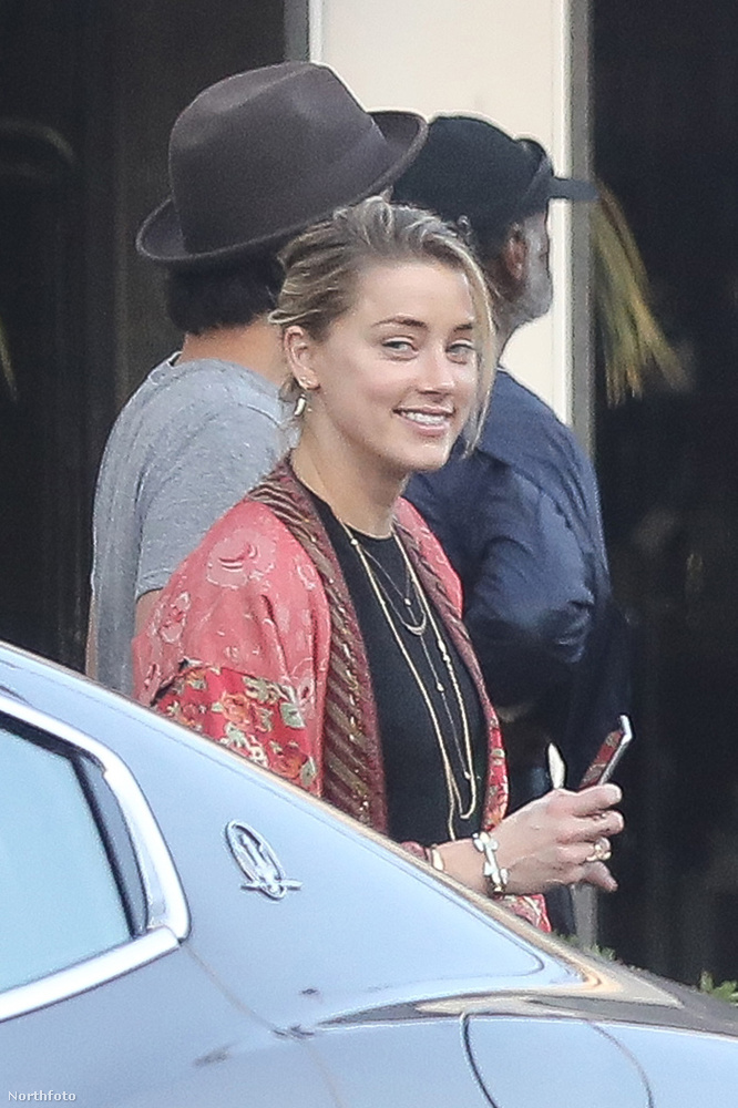 A 30 éves Amber Heard úgy tűnik nagyon boldog - legalábbis mosolyogva, ölelkezve fotózták Beverly Hills utcáin a Johnny Depptől nemrég elvált színésznőt