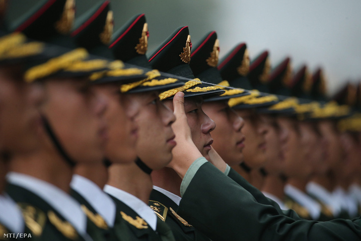 A díszegység kínai katonái Tabare Vazquez uruguayi elnök fogadási ünnepségére készülnek a pekingi Nagy Népi Csarnokban 2016. október 18-án.