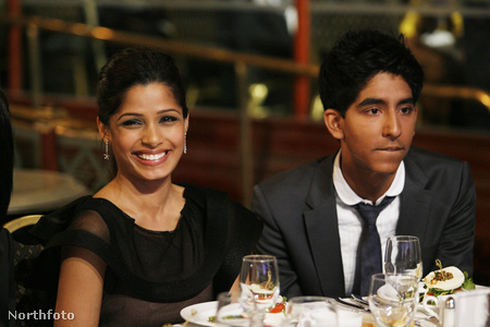 Freida Pinto és Dev Patel