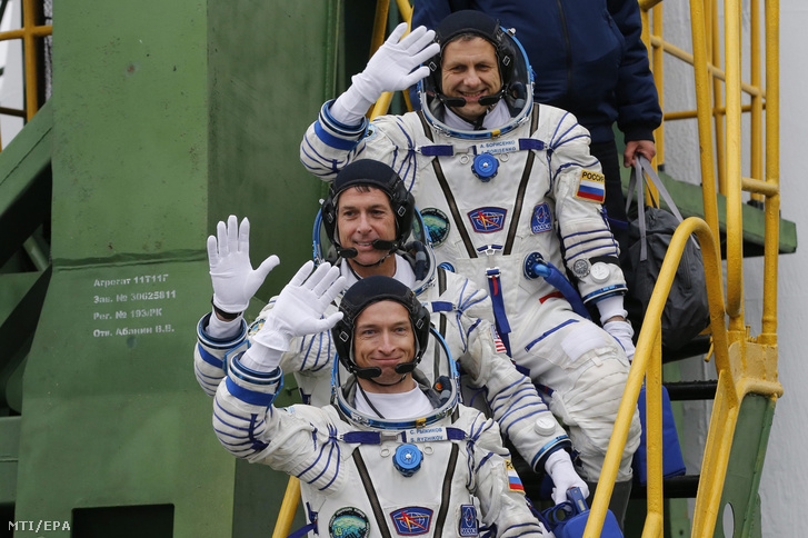 Robert Kimbrough amerikai (k) valamint Szergej Rizsikov (lent) és Andrej Boriszenko orosz űrhajósok búcsúznak a kilövőállás lépcsőjén