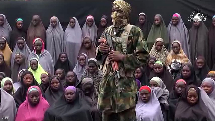 2016. augusztus 14: képkocka egy Boko Haram által kiadott videóból, amin állítólag a chiboki kollégiumból elrabolt lányok egy csoportja látható.