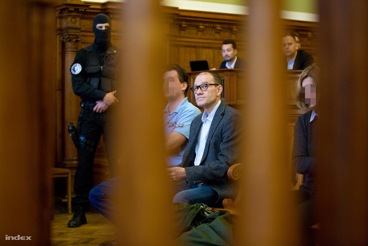 Tarsoly Csaba vádlott a tárgyalóteremben az ellene és társai ellen indított büntetőper tárgyalásán a Fővárosi Törvényszéken 2016. október 13-án.