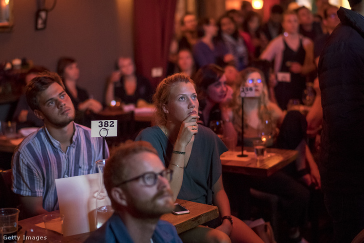 Nézők követik a vitát egy San Francisco-i bárban