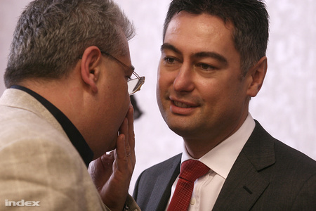 Steiner Pál és Horváth Csaba a meghallgatás szünetében