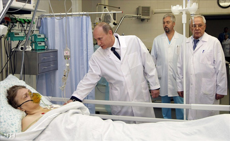 Putyin a merényletek egyik sebesültjét látogatja meg a moszkvai Botkin kórházban