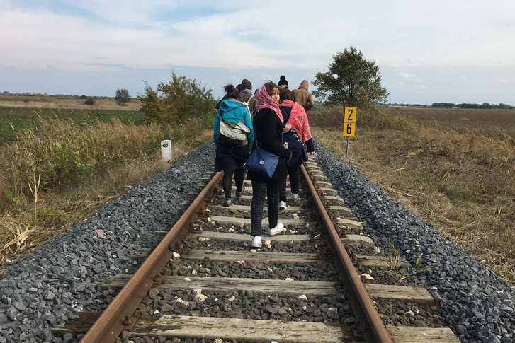 A MigSzol szegedi csoportjának felvétele a síneken sétáló külföldi diákokról