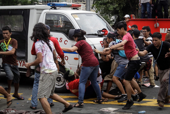 Egy Fülöp-szigeteki rendőrségi kisbusz tüntetők közé hajt az országban állomásozó amerikai csapatok távozását követelő tiltakozáson