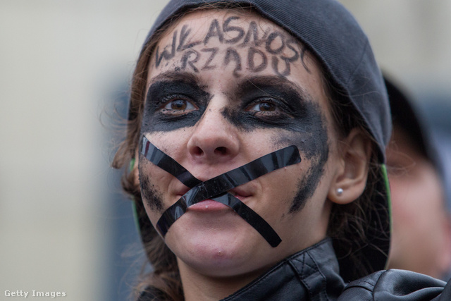Black Monday: Feketébe öltöztek Lengyelországban a tüntető nők, reflektálva az illegális abortuszok számos halálos áldozatára.