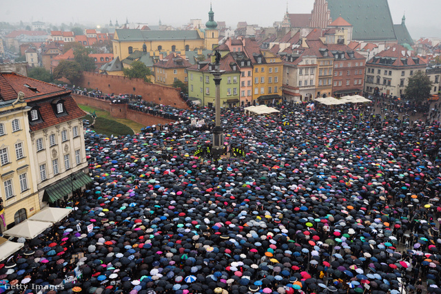 Október harmadikán lengyel nők ezrei tüntettek a szigorú abortusztörvény ellen.