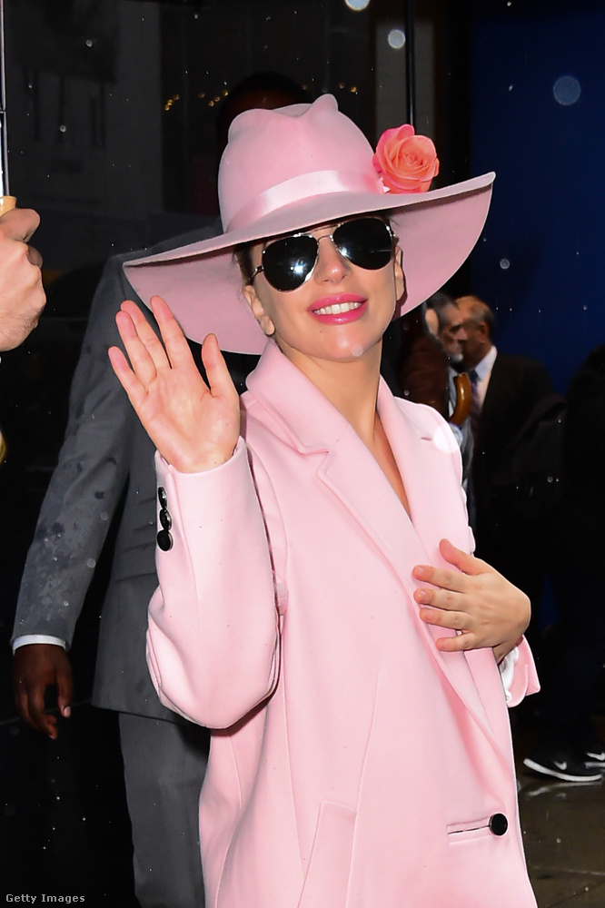 Az énekesnő a Good Morning America felvételéről távozott talpig pinkben és bájos mosolyban.