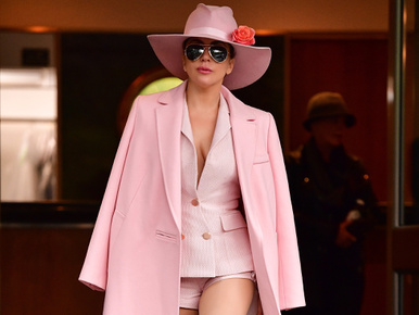 Lady Gaga pink szettje nyomokban nadrágot is tartalmazott