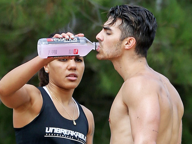 Joe Jonas egy szexszimbólum, mindenki megértette?