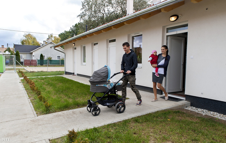 Nagy Richárd és párja Frank Eszter gyermekeikkel kilépnek új szociális bérlakásuk ajtaján Győrben 2016. október 5-én. Ezen a napon tizennyolc 50 négyzetméteres 15 szobás új építésű szociális bérlakást adtak át a város egyik lakóparkjában összesen 330 millió forint értékben. A lakások bérleti díja húszezer forint alatt van.